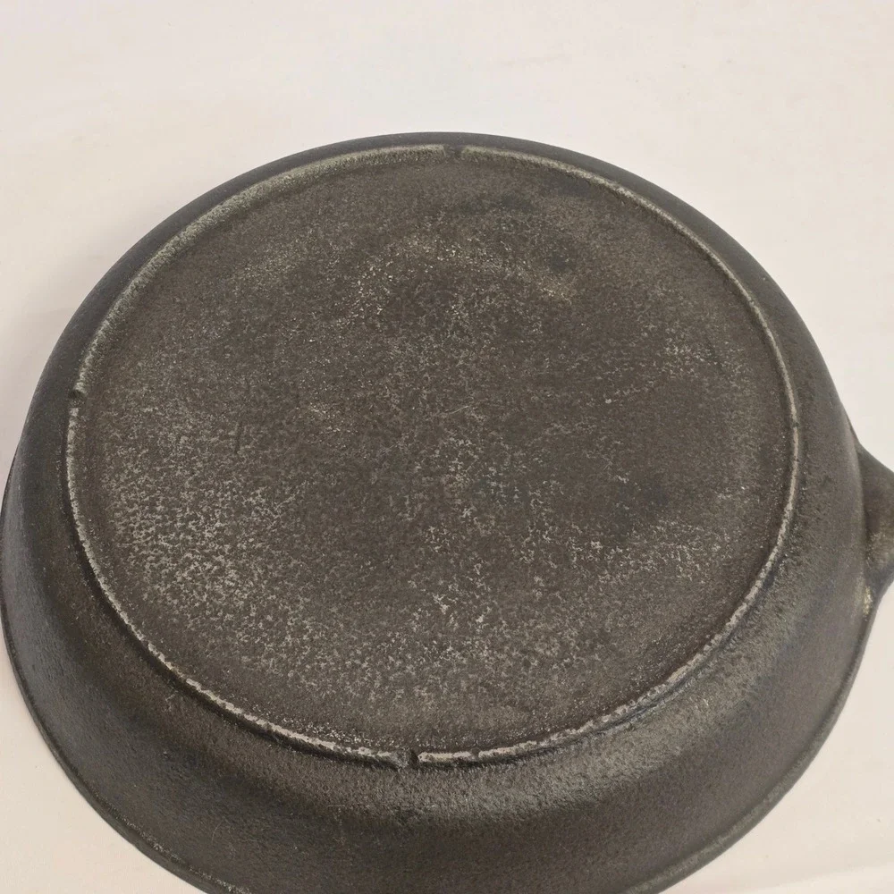 Vintage Unmarked Cast Iron Skillet 10.5 Inch Round Pan with Heat Ring No 8
